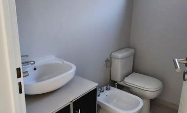 Casa 3 dormitorios con galería y cochera doble – Villa Warcalde  - Zona de clubes