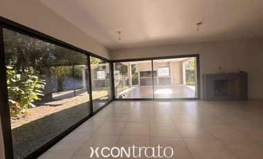 Casa 3 dormitorios con galería y cochera doble – Villa Warcalde  - Zona de clubes