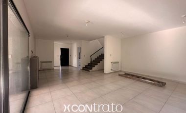 Casa 3 dormitorios con galería y cochera doble – Villa Warcalde  - Zona de clubes
