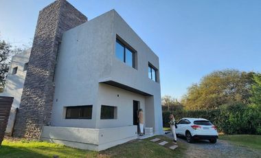 Casa 3 dormitorios con galería y cochera doble – Villa Warcalde  - Zona de clubes