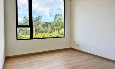 Vendo moderno apto para estrenar en El Retiro a 5 minutos del parque