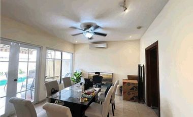 ALQUILER DE CASA DE 2 NIVELES Y 4 REC. EN COSTA DEL ESTE