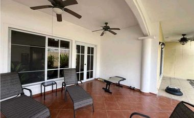 ALQUILER DE CASA DE 2 NIVELES Y 4 REC. EN COSTA DEL ESTE
