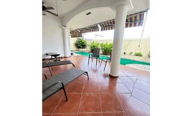 ALQUILER DE CASA DE 2 NIVELES Y 4 REC. EN COSTA DEL ESTE