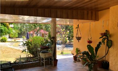 Venta de 1 Casa y 2 Apartamentos de Playa en Coronado