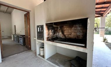 CASA 8 DORMITORIOS - LOZANO