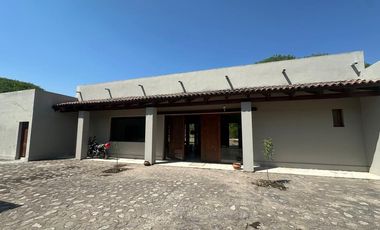 CASA 8 DORMITORIOS - LOZANO