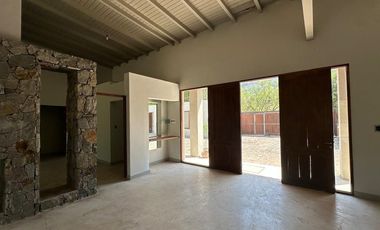 CASA 8 DORMITORIOS - LOZANO
