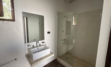 CASA 8 DORMITORIOS - LOZANO