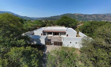 CASA 8 DORMITORIOS - LOZANO