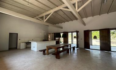CASA 8 DORMITORIOS - LOZANO