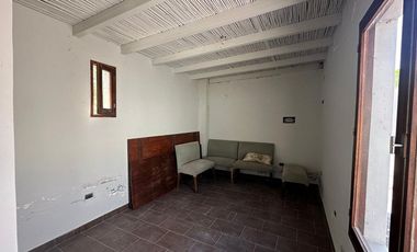 CASA 8 DORMITORIOS - LOZANO