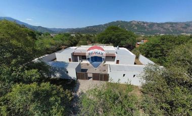 CASA 8 DORMITORIOS - LOZANO