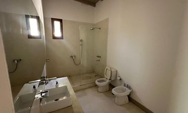 CASA 8 DORMITORIOS - LOZANO
