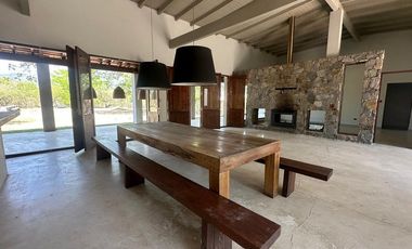 CASA 8 DORMITORIOS - LOZANO