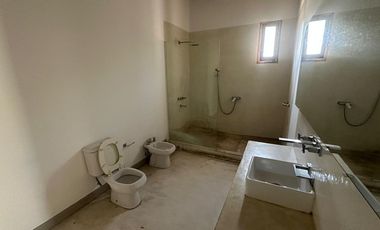 CASA 8 DORMITORIOS - LOZANO