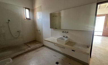 CASA 8 DORMITORIOS - LOZANO