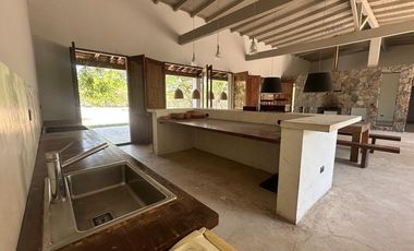CASA 8 DORMITORIOS - LOZANO