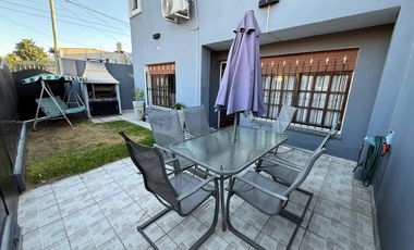 VENTA AMPLIA CASA 4 AMB. TERRAZA PARRILLA COCHERAS