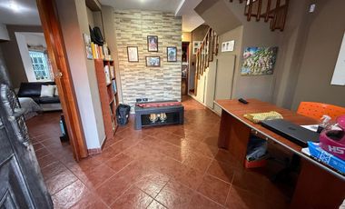 VENTA AMPLIA CASA 4 AMB. TERRAZA PARRILLA COCHERAS