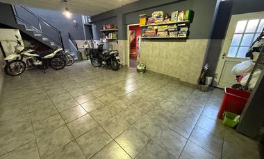 VENTA AMPLIA CASA 4 AMB. TERRAZA PARRILLA COCHERAS