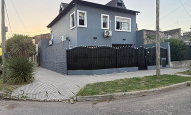 VENTA AMPLIA CASA 4 AMB. TERRAZA PARRILLA COCHERAS