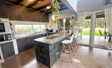VENTA CASA 6 AMBIENTES SANTA ELENA PILETA CAVA