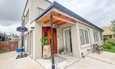 VENTA CASA 6 AMBIENTES SANTA ELENA PILETA CAVA