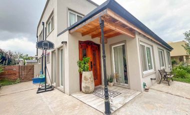 VENTA CASA 6 AMBIENTES SANTA ELENA PILETA CAVA