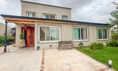 VENTA CASA 6 AMBIENTES SANTA ELENA PILETA CAVA