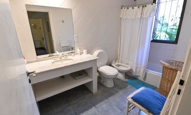 CASA EN VENTA EN BARRIO CERRADO LA CHELTONIA