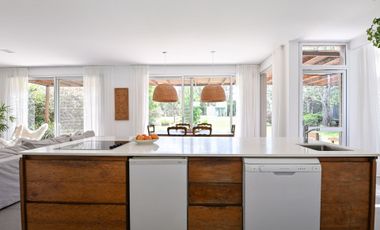 Casa moderna en La Cheltonia con piscina y golf