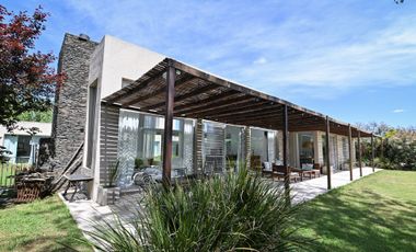 Casa moderna en La Cheltonia con piscina y golf