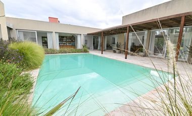 Casa moderna en La Cheltonia con piscina y golf