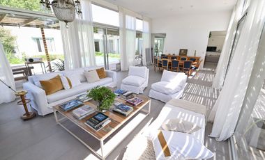 Casa moderna en La Cheltonia con piscina y golf