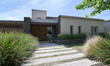 Casa moderna en La Cheltonia con piscina y golf