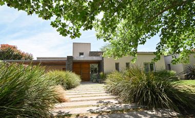 Casa moderna en La Cheltonia con piscina y golf
