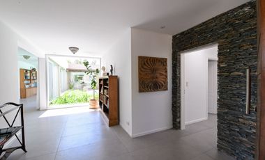 Casa moderna en La Cheltonia con piscina y golf