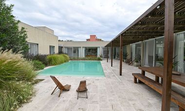 Casa moderna en La Cheltonia con piscina y golf