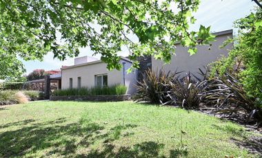 Casa moderna en La Cheltonia con piscina y golf