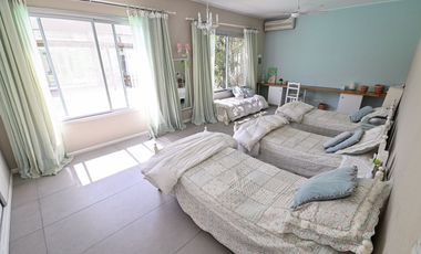 Casa moderna en La Cheltonia con piscina y golf