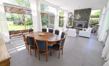 Casa moderna en La Cheltonia con piscina y golf