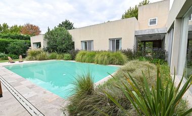 Casa moderna en La Cheltonia con piscina y golf