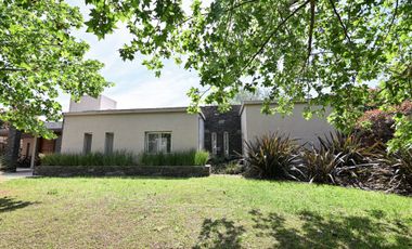 Casa moderna en La Cheltonia con piscina y golf