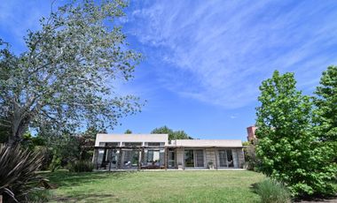 Casa moderna en La Cheltonia con piscina y golf