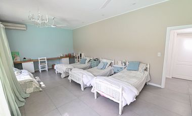Casa moderna en La Cheltonia con piscina y golf