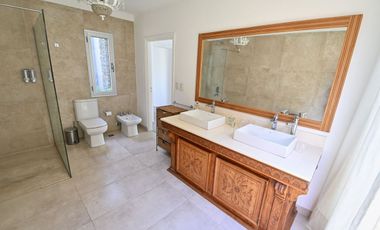 Casa moderna en La Cheltonia con piscina y golf