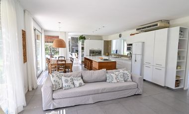 Casa moderna en La Cheltonia con piscina y golf