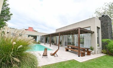 Casa moderna en La Cheltonia con piscina y golf