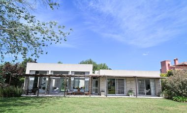 Casa moderna en La Cheltonia con piscina y golf